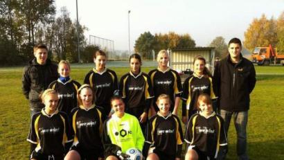 Archivbild: Maximilian Burger/exb
Vor zehn Jahren bestritt die Damenmannschaft des FC Tirschenreuth ihr erstes Spiel. Gegen Großkonreuth gewannen die Frauen 3:0. Darauf sind Trainer Maximilian Burger (rechts) und Thomas Schrems (links) auch heute noch stolz.