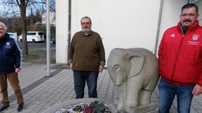 Bild: le
Bayern-Fanclub- Präsident Gerhard Stadler (links) und Kassier Josef Haberkorn (rechts) überreichen Schulleiter Gerhard Steiner die Spende von 2000 Euro.