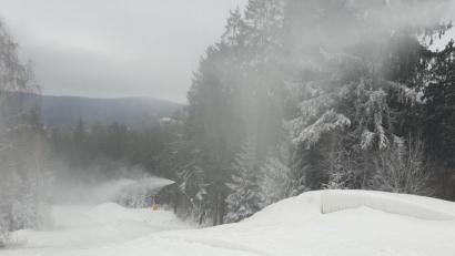 Bild: Landratsamt Bayreuth/exb
Den alpinen Skisportlern juckt es gewaltig unter der Stiefelsohle. Aber die Coronapandemie macht es auch am Ochsenkopf spannend, ob heuer überhaupt noch was geht. In Mehlmeisel selbst wird weiter beschneit, solange die Temperaturen passen. Könnte ja sein, dass sich politisch rasch etwas ändert, sagt Verwaltungsleiter Lothar Huber.