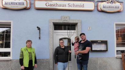 Bild: jhö
Die jungen Wirtsleute Barbara und Wolfgang Meyer mit der kleinen Stammhalterin Emma freuen sich über den neuen Stammbaum.