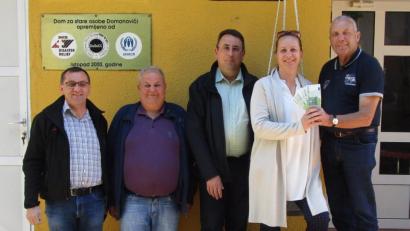 Bild: Kroatienhilfe Kemnath/exb
Ivona Kraljc, die Leiterin des Altenheims in Damanovici (Zweite von rechts) hofft sehr, dass sie an Weihnachten wieder eine Geldspende von Richard Pscherer (rechts), Bernhard Krannich, Drazan Dule (Präsident des Wohltätigkeitsvereins) und Klaus Fiebig (von links) entgegennehmen kann.