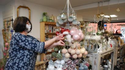 Bild: tss
Ulrike Schmidt, Vorsitzende des Gewerberings Floß, ist mit dem bisherigen Weihnachtsgeschäft in ihrem Geschenkeladen "Der Schnapperer" zufrieden.