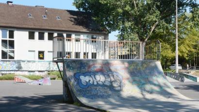 Bild: Gabi Schönberger
Die Skateanlage am Jugendzentrum ist in die Jahre gekommen. Dem Bauausschuss wurde jetzt ein erster Entwurf für einen Neubau vorgelegt.