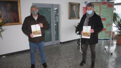 Bild: wro
Das erste Exemplar des neuen Heimatkalenders "Feste feiern, wie sie fallen" überreichte Erich Schraml (links) an Bürgermeister Wolfgang Braun.