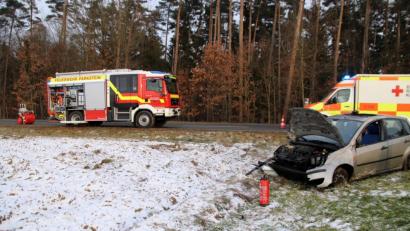 Bild: jma
Rettungskräfte an der Unfallstelle, davor der völlig beschädigte Ford der jungen Fahrerin aus dem Landkreis Neustadt/WN.
