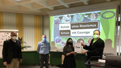 Bild: pad
Bei der Übergabe: von rechts Thomas Vitzthum, Bezirksjugendring Oberpfalz; Ajsela Isik, Schülersprecherin; Hans Dorfner, Projektpate; und Rektor Peter Danninger.