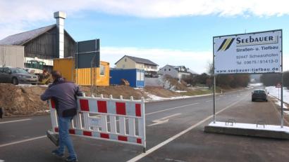 Bild: rhi
Das Straßenstück zwischen Kemnath und Sonnenried ist wieder für den Verkehr freigegeben. Die Bauarbeiter beseitigten am Freitag die Absperrungen.