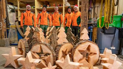 Bild: Martin Hertel/exb
Mit Spaß bei der Arbeit: Forstwirtschaftsmeister und Auszubildende des Forstbetriebs Fichtelberg präsentieren den rustikalen Schmuck aus der Weihnachtswerkstatt.