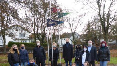 Bild: Dreifaltigkeits-Mittelschule/exb
Schüler, die am Kunstprojekt beteiligt waren, mit (hinten, von rechts): Kunsterzieherin und Initiatorin Raphaela Schnabel, Rektor Udo Leitz, Elternbeiratsvorsitzende Melanie Löffler-Brandl, Schulamtsdirektor Stephan Tischer, Künstlerehepaar Hanna Regina Uber und Robert Diem sowie Konrektorin Stefanie Löffler.