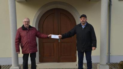 Bild: dob
Die Mitglieder des Kapellenvereins Ober-Untertresenfeld mit Vorsitzendem Josef Fritsch (rechts) weiten ihren Blick weit über den eigenen Tellerrand hinaus und unterstützen dieses Jahr die Kinderkrebshilfe in der Region Oberpfalz Nord, die Vorsitzender Herbert Putzer (links) seit 16 Jahren erfolgreich für Familien mit krebs- und schwerstkranken Kindern führt.