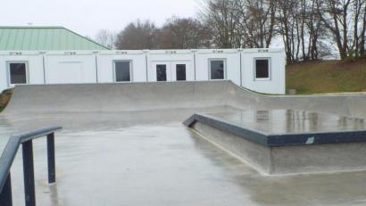 Bild: e
Unmittelbar hinter dem Skaterpark stehen die weißen Container für den Jugendtreff. Zwar noch ohne Innenleben, aber das soll sich ändern.