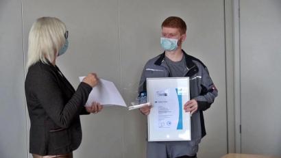 Bild: jma
Personalleiterin Annette Enders überreicht Frank Nickl seinen Pokal und die Urkunde.