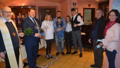 Bild: jr
Den kirchlichen Segen gab es für die "Trattoria & Pizzeria Palermo“ in der früheren Martinsklause. Im Bild (von links) Stadtpfarrer Anton Witt, Bürgermeister Stefan Grillmeier, Letizia Monzu mit ihrer Familie sowie die Vermieter Pietro und Marketa Barra.