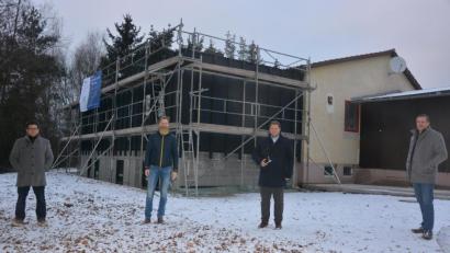 Bild: jr
Der Ausbau des Sportheims Steinmühle zum neuen Dorfmittelpunkt kostet deutlich mehr als geplant. Von links Planer Markus Braun, SV-Vorsitzender Stephan Andörfer sowie Bürgermeister Stefan Grillmeier und Thomas Siller (Bauamt VG Mitterteich).