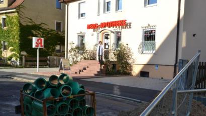 Bild: tk
Zwischen Baustelle und Apotheke passt nur noch ein Gehweg: Susanne Haller geht davon aus, dass die Umsätze sinken werden, aber: „Dass die Bäumlstraße gemacht werden muss, darüber brauchen wir nicht reden.“