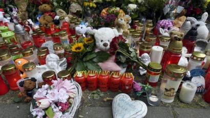 Archivbild: Roberto Pfeil, dpa
Solingen im September 2020: Ihre Trauer zum Ausdruck gebracht haben die Menschen mit Teddybären und Kerzen vor dem Haus, in dem die Polizei fünf Kinder tot aufgefunden hatte. Die tatverdächtige 27 Jahre alte Mutter, die sich damals vor einen Zug werfen wollte, sitzt in Untersuchungshaft.