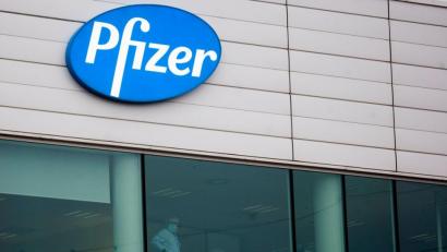 Bild: Virginia Mayo/dpa
Das Pharmaunternehmen Pfizer entwickelte den Impfstoff zusammen mit dem deutschen Hersteller Biontech aus Mainz.