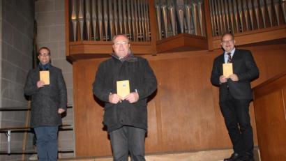 Bild: ads
Stadtpfarrer Thomas Helm, der Vorsitzende des Vereins „Projekt Orgel St. Martin Amberg,“ Franz Meier, und Regionalkantor Bernhard Müllers (von links) freuen sich über das Buch „Das Leben ist erschienen“ mit Liedtexten aus der Feder des ehemaligen Stadtpfarrers von St. Martin, Monsignore Franz Meiler.