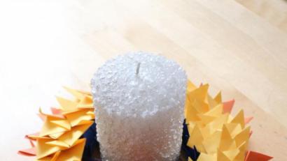 Bild: rpp
Ein solcher Kranz, der als Adventslicht dient, könnte eine Arbeit für die ganze Familie sein. Für dieses Exemplar wurden 5 mal 5 Zentimeter große Papierquadrate verwendet. Mit Perlen und Glitzer aufgewertet, wirkt der Kranz noch wertvoller.