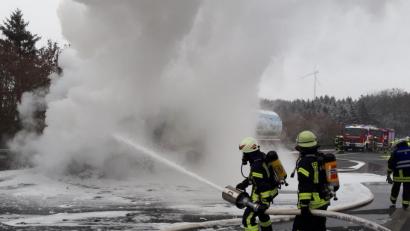 Bild: Feuerwehr Alfeld
Ein Milchlaster ist am Donnerstagmittag auf der A6 bei Alfeld in Vollbrand gestanden. Die Polizei benennt als Ursache für das Feuer einen technischen Defekt am Fahrzeug.