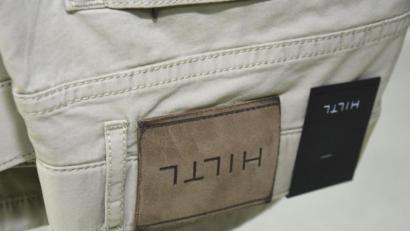 Bild: Petra Hartl
Produkte der Fritz Hiltl Hosenfabrik sollen auch nach Einstieg des neuen Investors trotz massivem Stellenabbaus in Sulzbach-Rosenberg gefertigt werden.