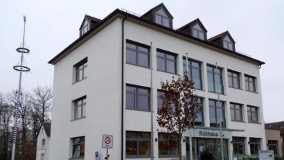 Bild: fsb
Der Stein des Anstoßes: Für das energetisch sanierte Schirmitzer Rathaus wird die Miete für die Mitgliedsgemeinden der Verwaltungsgemeinschaft stark erhöht.