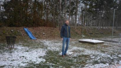 Bild: jr
Vorsitzender Stephan Andörfer steht auf dem Gelände, wo der SV Steinmühle einen neuen Kinderspielplatz schaffen will. Im Zuge einer Crowdfunding-Aktion werden noch bis zum 23. Dezember Spenden gesammelt.
