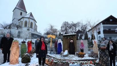 Bild: Wolfgang Steinbacher
Keine Ostereier, sondern fast menschengroße Figuren zieren den Ammerthaler Dorfbrunnen in diesen Wochen. Über die Premiere ihres Weihnachtsbrunnens freuen sich (von rechts) Andrea Konrad (Grundschule Ammerthal), Susanna Honig (Kita Zwergenland), die beiden Malerinnen Marlena und Fiona, Doris Weiß (HKV), Tanja Englhard (Kita St. Nikolaus) und Bürgermeister Anton Peter.