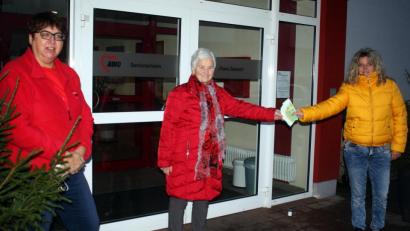 Bild: R. Kreuzer
Die Spende der Schimmel AG übergibt (von rechts) Beate Merkel an Hilde Zebisch und Heimleiterin Silvia Zeitler.