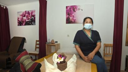 Bild: Petra Hartl
Natchapom Scheffler auf einer ihrer vier Massage-Matratzen. Momentan wird keine einzige davon genutzt. Der Salon muss aktuell geschlossen bleiben.