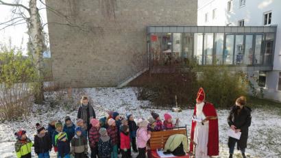 Bild: jzk
Aufmerksam hörten nicht nur die Senioren auf der Terrasse, sondern auch die Kinder der Igelgruppe dem Nikolaus (Bruno Ponnath) zu. Anna Keck (rechts) und Simone Wöhrl (hinten links) hatten die Buben und Mädchen bestens auf ihren Auftritt vorbereitet.