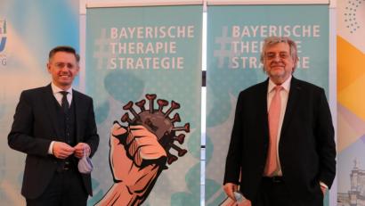 Bild: exb
Landtagsabgeordneter Tobias Reiß (von links) und Professor Horst Domdey sind die Initiatoren der "Bayerischen Therapie-Strategie".