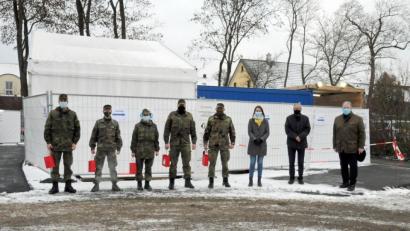 Bild: exb
Für die Bundeswehrsoldaten (von links: Hauptgefreiter Ammon, Stabsgefreiter Barkowski, Stabsunteroffizier Knyazev, Stabsunteroffizier Arens, Oberfeldwebel Schinor) gab es schon vor Weihnachten kleine Leckereien als Geschenke. Landrat Richard Reisinger (rechts) bedankte sich bei ihnen für ihren "wertvollen Einsatz" im Testzentrum. Auch Landratsamt-Mitarbeiterin Sophie Ibler und Gesundheitsamt-Leiter Roland Brey waren voll des Lobes für die Soldaten.
