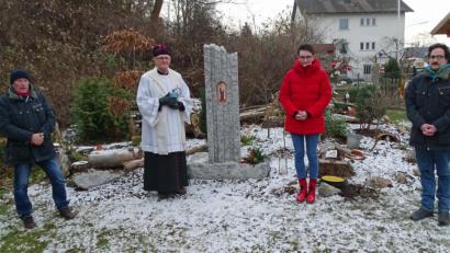 Bild: Dobmeier
Familie Gollwitzer erbat am Barbaratag den kirchlichen Segen von Monsignore Andreas Uschold (Zweiter von links) für das Marienmarterl am Hopfenweg.