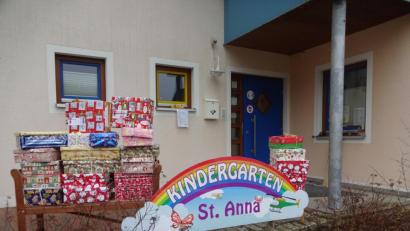 Bild: hl
Zum Abholen hatten die Kinder die Päckchen vor dem Kindergarten abgestellt. Den Abtransport selbst konnten sie nur von den Fenstern aus beobachten.