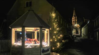 Bild: njn
Die weihnachtlich geschmückte Springbrunnen-Schutzhütte in der Pfarrgasse wurde heuer erstmals um einen Christbaum ergänzt.