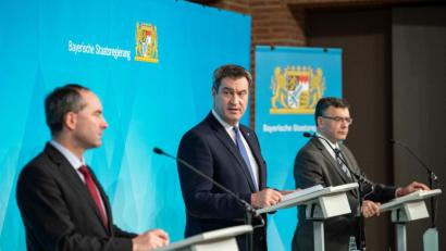 Bild: Matthias Balk
06.12.2020, Bayern, München: Markus Söder (CSU, M), Parteivorsitzender und Ministerpräsident von Bayern, spricht nach einer Kabinettssitzung zur weiteren Entwicklung in der Corona-Pandemie auf einer Pressekonferenz. Neben ihm stehen Hubert Aiwanger, Wirtschaftsminister und Landesvorsitzender der Freien Wähler in Bayern (l), und Florian Herrmann (CSU), Leiter der bayerischen Staatskanzlei. Das Kabinett hat zuvor per Video-Schalte getagt. Foto: Matthias Balk/dpa +++ dpa-Bildfunk +++