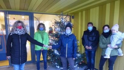 Bild: bk
Beate Merkel übergibt im Namen der Schimmel AG vor dem (von Turnhallenwirt Michael Dausch und Andy Solter gestifteten Christbaum) 300 Euro an Verena Baurath. Mit im Bild von links Leiterin Kerstin Schwarzer, Andreas Schmid und Katharina Häusler.