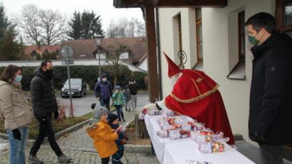 Bild: frd
Unterstützt von Bürgermeister Rudolf J. Teplitzky überreichte der Nikolaus (Klaus Habl) an jedes Kind ein kleines Päckchen. Unter Berücksichtigung der Hygiene- und Abstandsregeln, durfte nur immer eine Familie zum Gabentisch am Hintereingang des Rathauses.