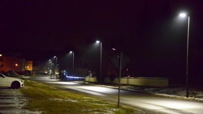 Bild: bey
Insgesamt 19 Straßenlampen, davon 14 kürzlich vom Bayernwerk im Auftrag des Marktes Luhe-Wildenau aufgestellt, erhellen die Fahrbahn der Michael-Höhbauer-Straße und auch die Seitenstreifen. Damit erwartet sich Bürgermeister Sebastian Hartl eine verbesserte Sicherheit für die Fußgänger in der Dunkelheit.
