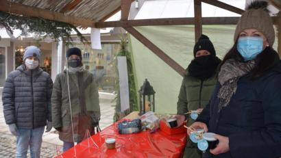 Bild: jr
Lichtblicke-Schirmherrin Claudia Grillmeier (rechts) und ihre Freundin Daniela Schultes standen hinter der Verkaufstheke und verkauften binnen drei Stunden mehr als 300 Gläser verschiedener Marmeladen für die Aktion „Lichtblicke“ unseres Medienhauses.