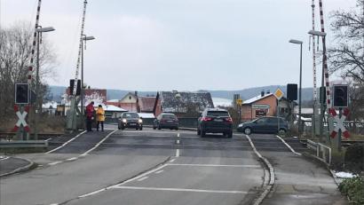 Bild: Wilhelm Amann
Hier soll es in Zukunft nach unten gehen: Nach Beseitigung des Bahnübergangs ist an dieser Stelle eine Unterführung für Radfahrer und Fußgänger geplant. An der Amtslösung übte der eingeschaltete Städteplaner Kritik – sowohl wegen der unbefriedigenden Gestaltung als auch aus wichtigen Sicherheitsgründen.