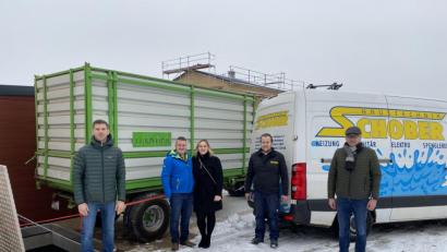 Bild: ibj
Mit der ersten Ladung Hackschnitzel wurde die Heizzentrale in Betrieb genommen. Zum Start gratulierten den Betreibern Matthias und Swetlana Luber (Mitte) Bauträger Markus Bäumler (links), Bürgermeister Bernhard Lindner und Alexander Schober (von rechts).