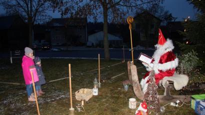 Bild: wro
Die beiden Mädchen waren die ersten von insgesamt 25 Kindern, die sich vom Heiligen Nikolaus loben, tadeln und beschenken ließen.