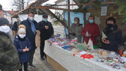 Bild: jr
Bürgermeister Stefan Grillmeier (3. von links) und Kaplan Daniel Schmid (4. von links) machten sich am Samstagnachmittag auf eine kurze Tour durch die Innenstadt und die Verkaufsbuden. Hier besuchten sie den Stand des Katholischen Frauenbundes.