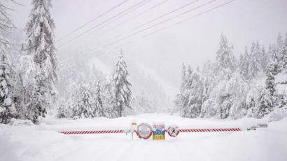 Bild: Expa/Johann Groder
Eine Straßensperre versperrt einen verschneiten Weg am Berg Großglockner in Osttirol.