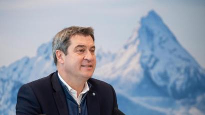 Bild: Matthias Balk/dpa
Markus Söder (CSU), Parteivorsitzender und Ministerpräsident von Bayern, eröffnet eine Sitzung des Ministerrats in der Staatskanzlei. Das Kabinett, das per Video-Schalte tagt, befasst sich im Schwerpunkt mit den Folgen der Corona-Pandemie.