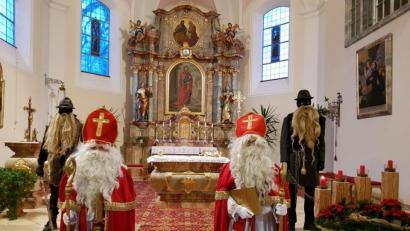 Bild: rdh
In der Kirche warteten die Nikolause mit ihren Knechten auf die Kinder. Im Bild (von links) Knecht Ruprecht Hannes Heldwein, die beiden Nikolause Tobias Schwamberger und Dominik Sölch sowie Knecht Ruprecht Patrick Jung vor dem Altar der Pfarrkirche Hohenthan.