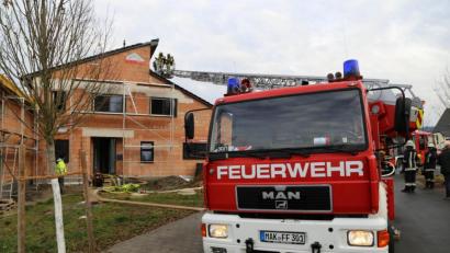 Bild: rw
Mit Hilfe der Drehleiter aus Marktredwitz bekämpften die Feuerwehrleute den Brand im Obergeschoss des Neubaus.