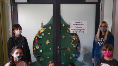 Bild: jpl
Insgesamt 54 Kinder betreut Leiterin Claudia Neumann (hinten rechts) derzeit mit ihrem Team im Offenen Ganztag. Gemeinsam sorgen sie mit dem aktuellen Motto im Schulhaus für Weihnachtsstimmung.